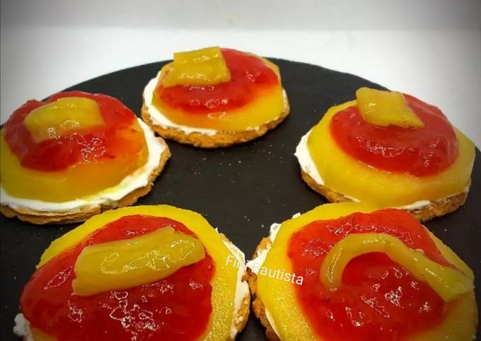 Canapé de kiwi y pimientos confitados