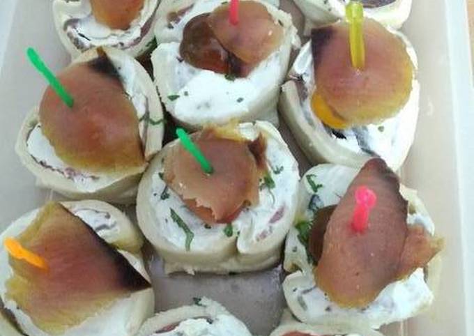 Canapés con trío de ahumados y Philadelphia