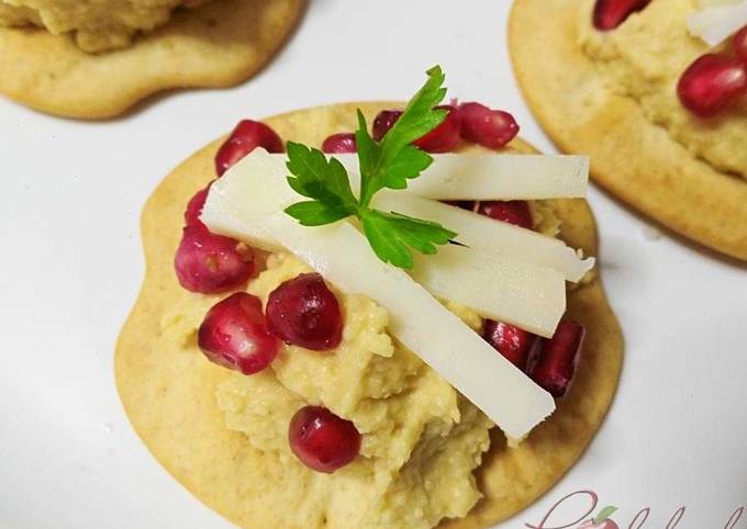 Canapés de hummus y queso tierno de oveja con granada