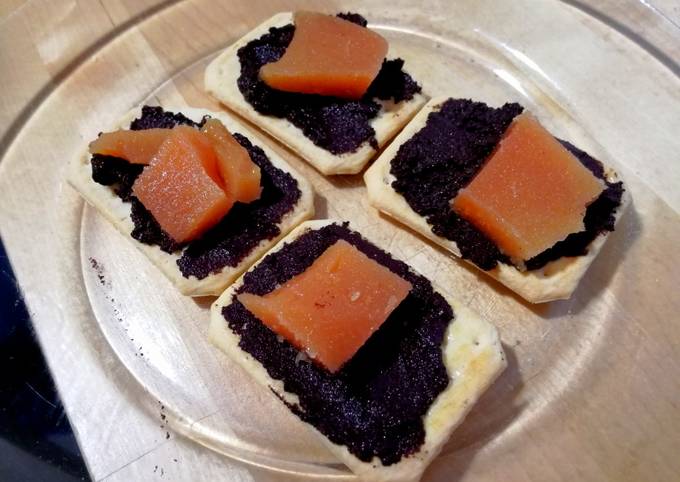 Canapés de paté de aceitunas negras y membrillo (fáciles y rápidos)