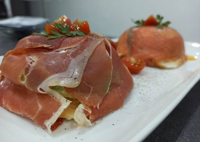 Canapés de salmón y jamón con huevo queso y aguacate