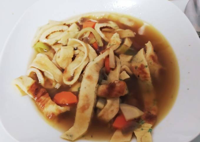 Flädlesuppe (sopa de tortitas)