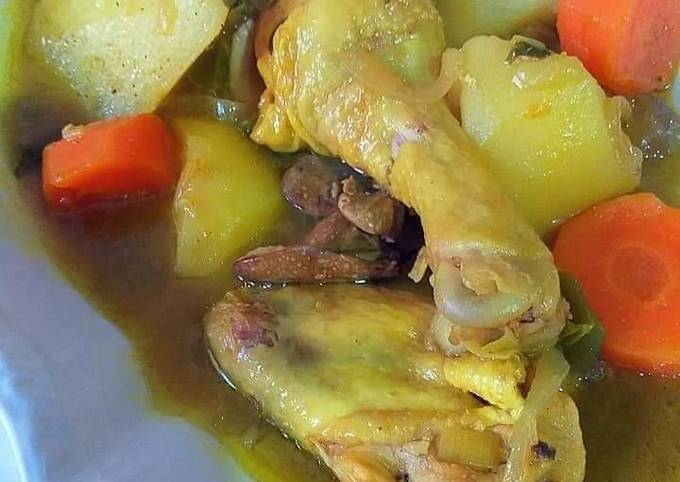 Pollo estofado a la cúrcuma con zanahorias y patatas