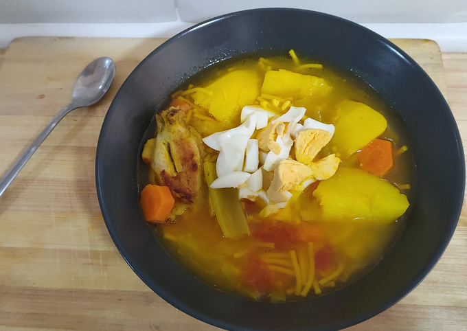 Sopa de fideos con verdura y pollo