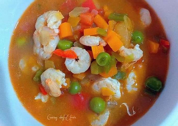 Sopa de gambas frescas con verduras a los tres caldos