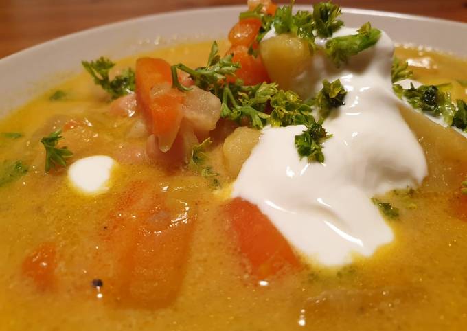 Sopa de garbanzos y verduras al curry con leche de coco y yogur