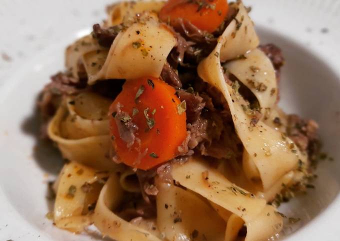 Tagliatelle con ragout de carrilleras en salsa de Oporto