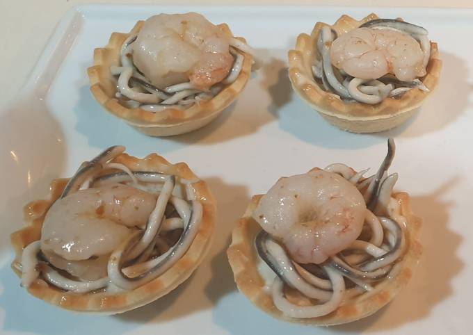 Tartaletas de gulas, gambas y alioli