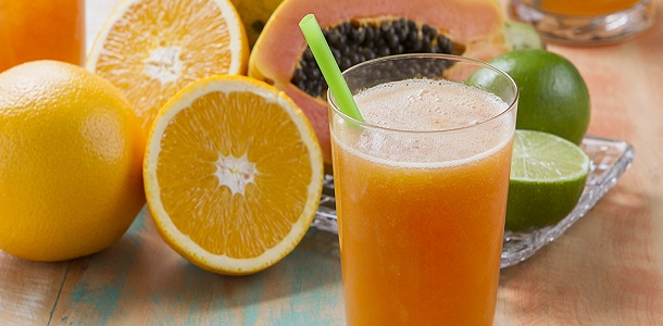 Suco detox de mamão com laranja