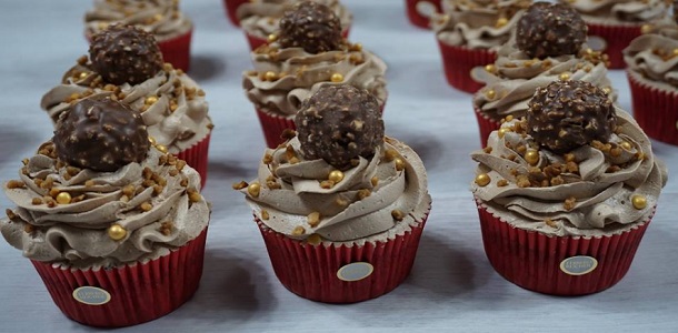 Hoy os voy a mostrar como hacer unas deliciosas CUPCAKES de FERRERO ROCHER ideales para compartir en familia, Si te gusta dinos HOLA y dale a Me Gusta…